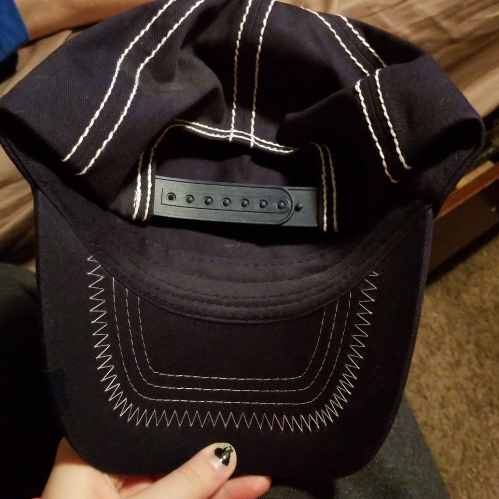 Cruel hat - Picture 2 of 2